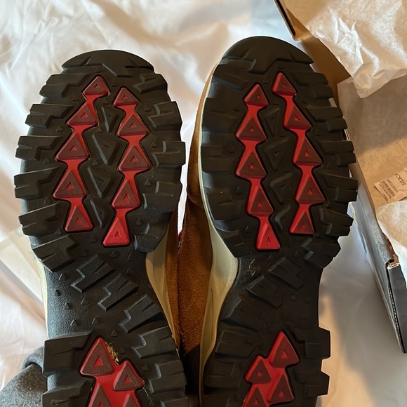 HIKING BOOTS 🥾 - Picture 2 of 4